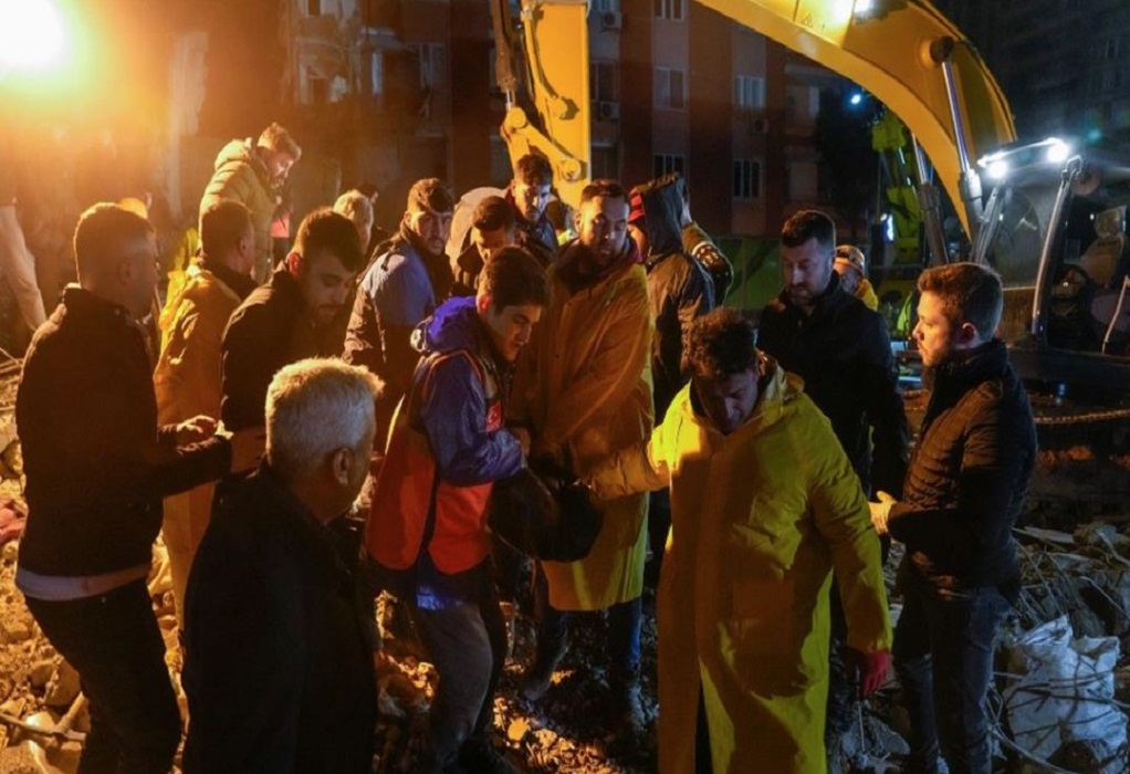 Σεισμός στην Τουρκία: Η ελληνική ΕΜΑΚ αναλαμβάνει τον εντοπισμό της 24χρονης-Ολονύχτιες έρευνες στα ερείπια (VIDEO)