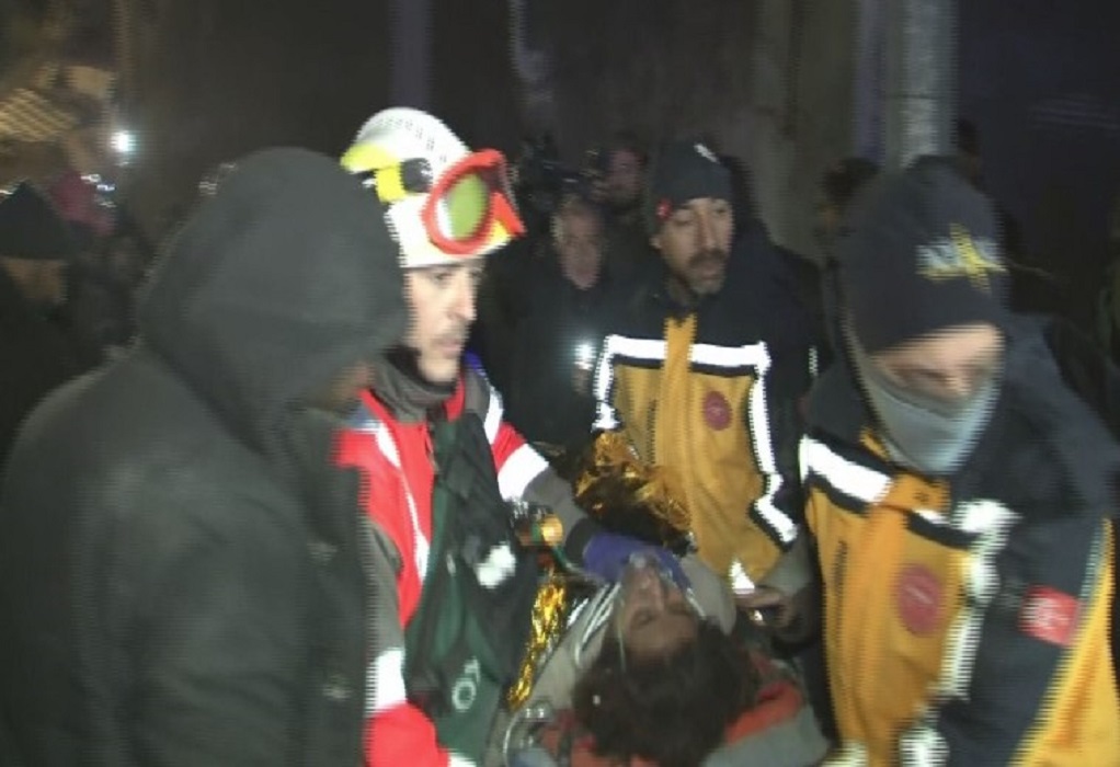 Τουρκία: Απεγκλωβίστηκε η 20χρονη από την ΕΜΑΚ-Πάνω από έξι ώρες η επιχείρηση διάσωσης (ΦΩΤΟ-VIDEO)