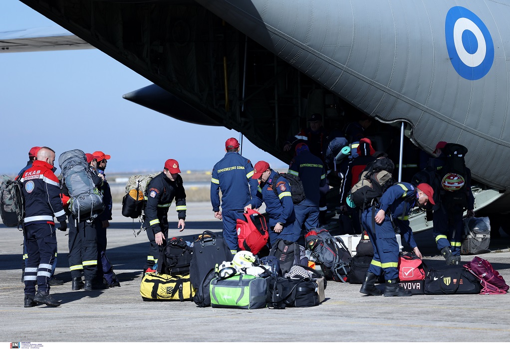 Η Ελλάδα στέλνει πέντε αεροσκάφη με ανθρωπιστική βοήθεια στην Τουρκία – Συνοδεύει ο Στυλιανίδης
