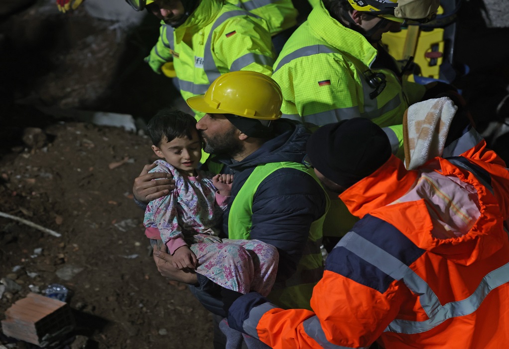 Σεισμός στην Τουρκία: Ακόμη ένα «θαύμα» στα ερείπια- Απεγκλώβισαν 33χρονη με τον γιο της μετά από 68 ώρες (VIDEO)