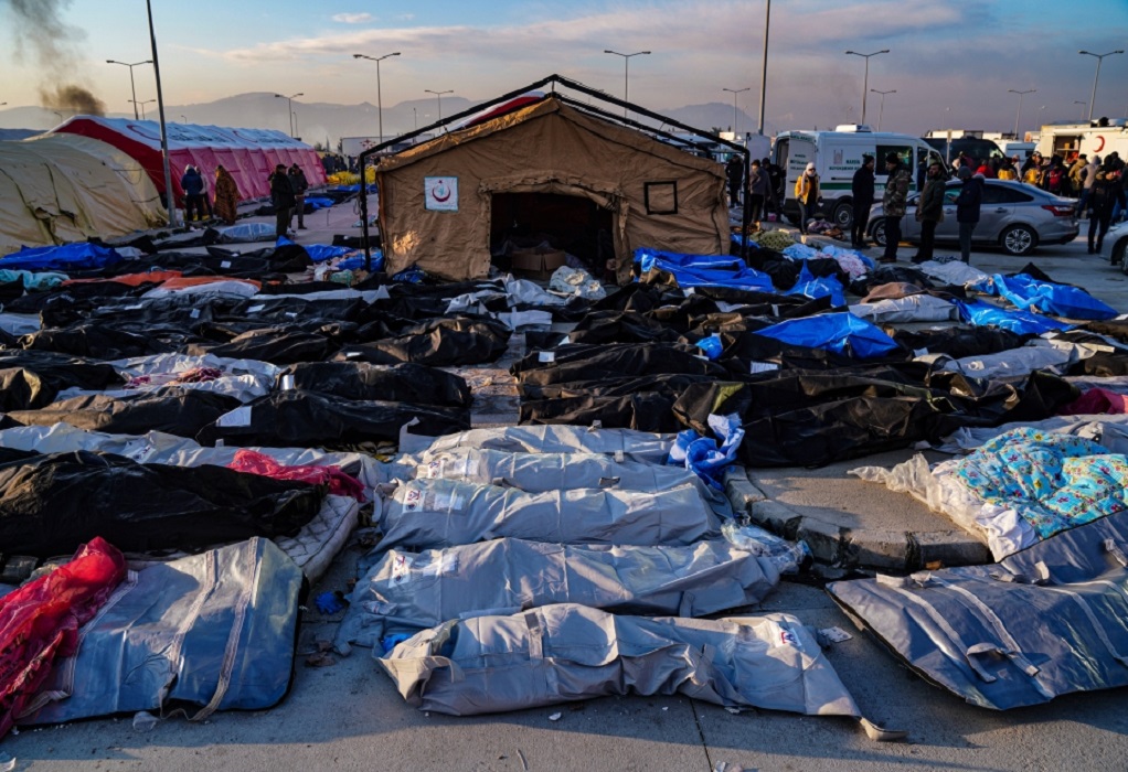 Στιγμές απόγνωσης στην Τουρκία: Πτώματα στοιβαγμένα σε γήπεδα και πάρκινγκ για αναγνώριση (ΦΩΤΟ-VIDEO)