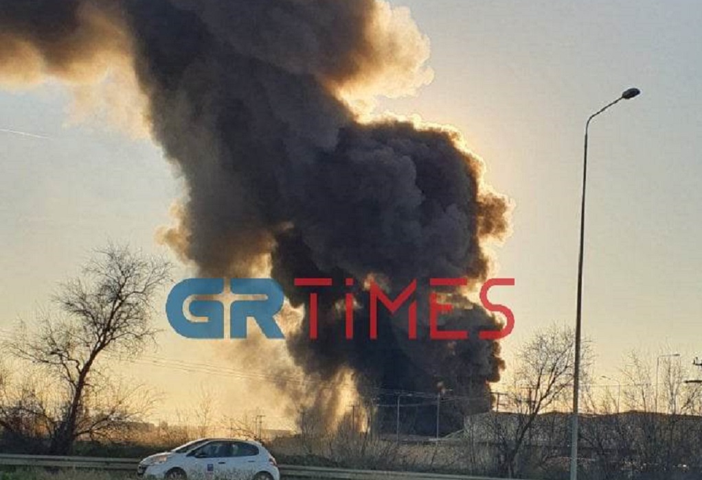 Πυρκαγιά σε εγκαταλελειμμένο εργοστάσιο στη Σίνδο (ΦΩΤΟ-VIDEO)