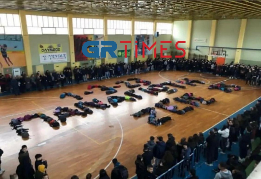 Τραγωδία στα Tέμπη: Ενός λεπτού σιγή από μαθητές για τον 15χρονο Παναγιώτη – Το μήνυμα με τις σχολικές τσάντες (ΦΩΤΟ) 