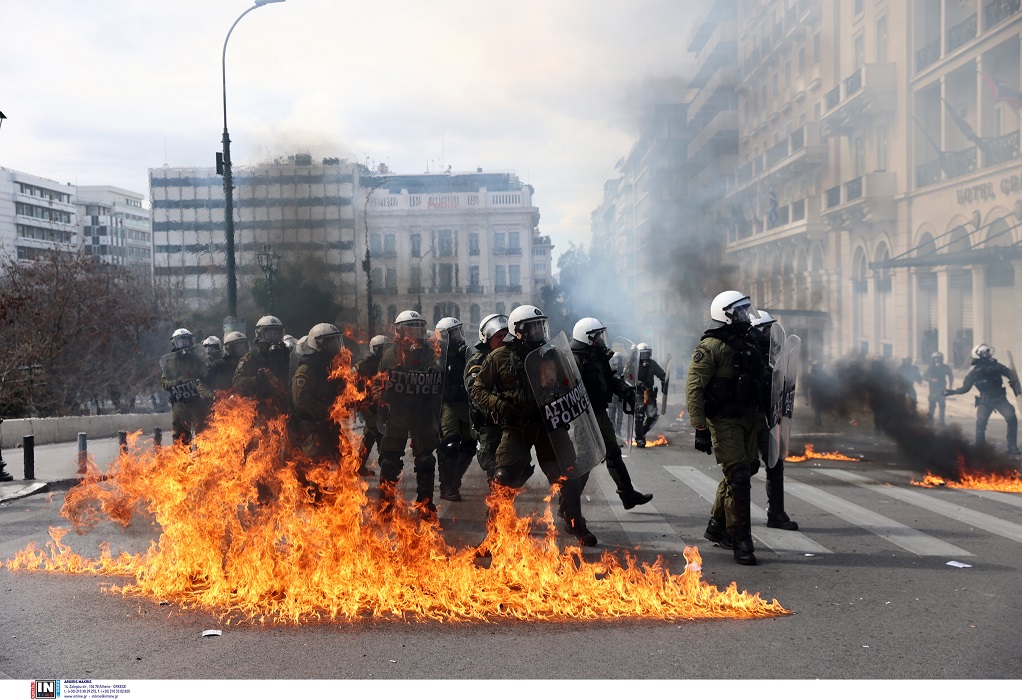 Αθήνα: Ένταση στην Πατησίων μετά το φοιτητικό συλλαλητήριο – Έσπασαν καταστήματα