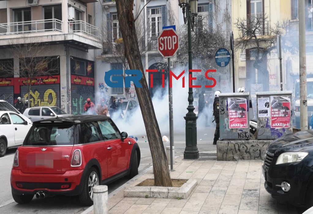 Θεσσαλονίκη: Επεισόδια μεταξύ κουκουλοφόρων και ΜΑΤ στο κέντρο (ΦΩΤΟ-VIDEO)