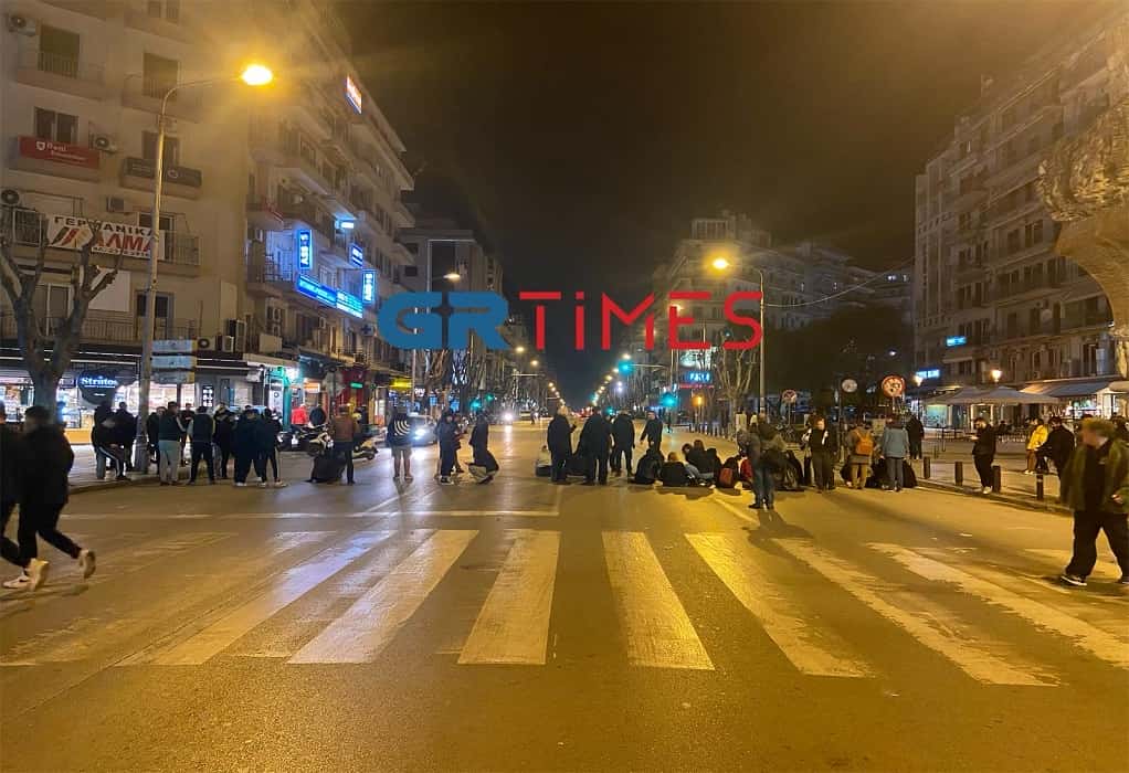 Θεσσαλονίκη: Καθιστική διαμαρτυρία στην Καμάρα – Στο σημείο η ΕΛΑΣ (ΦΩΤΟ-VIDEO)