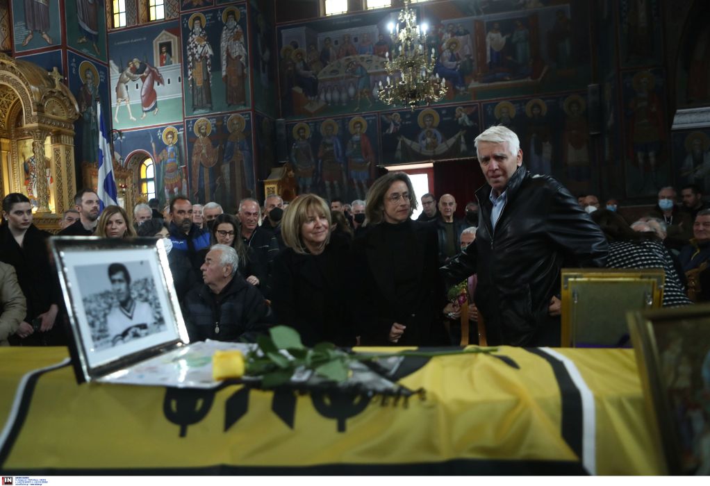 Ρίγη συγκίνησης στην κηδεία του Μίμη Παπαϊωάννου-Με τον ύμνο της ΑΕΚ το τελευταίο «αντίο» (ΦΩΤΟ)
