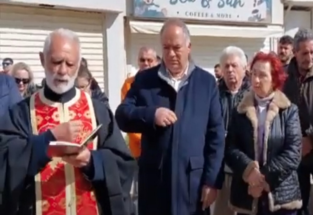 Τρισάγιο για τα θύματα της πλημμύρας στην Αγία Πελαγία-Ο ιερέας μνημόνευσε και τα 57 θύματα στα Τέμπη (VIDEO)