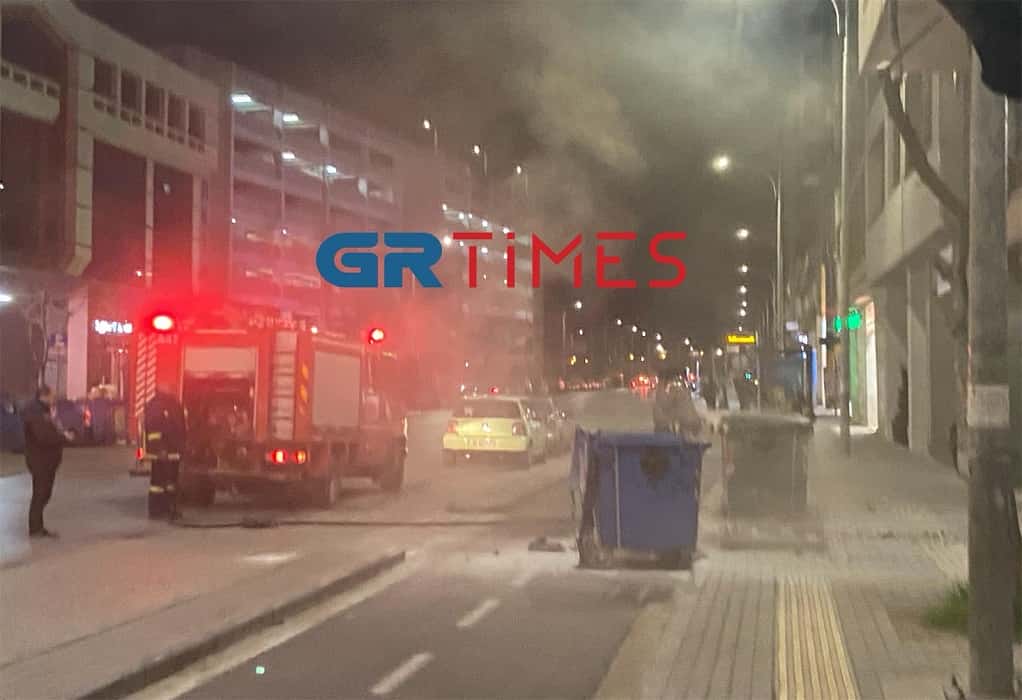 Θεσσαλονίκη: Άγνωστοι πέταξαν μπογιές στην Τράπεζα της Ελλάδος – Έκαψαν κάδους (ΦΩΤΟ-VIDEO)