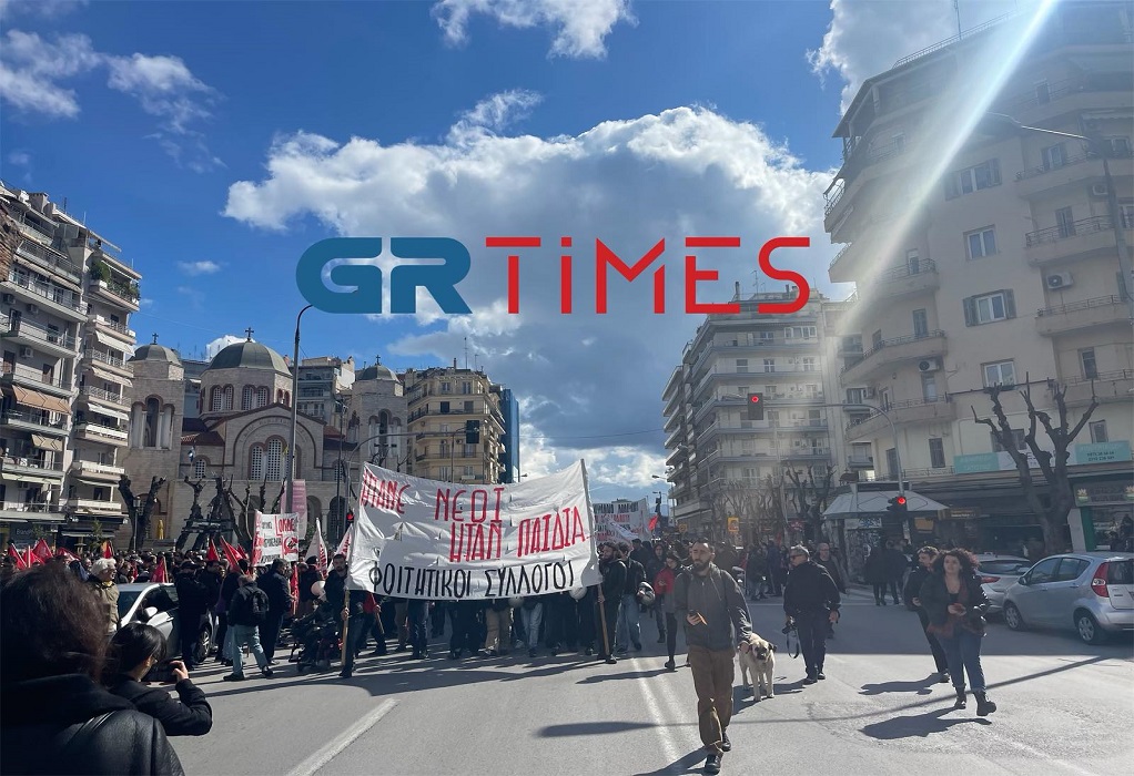 Θεσσαλονίκη: Πλήθος κόσμου στην πορεία για το δυστύχημα στα Τέμπη (ΦΩΤΟ-VIDEO)