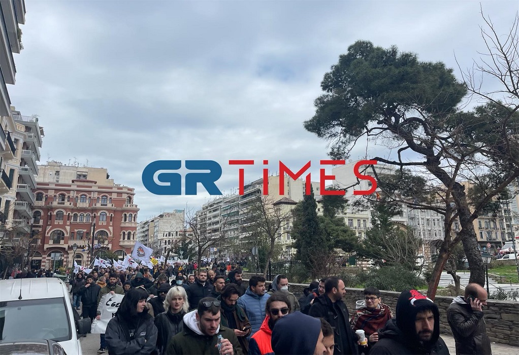Θεσσαλονίκη: Πλήθος κόσμου στην πορεία για το δυστύχημα στα Τέμπη (ΦΩΤΟ-VIDEO)