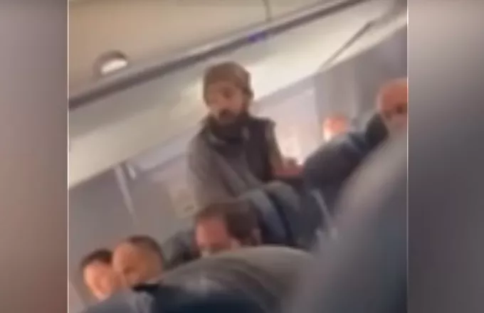 Σκηνές τρόμου σε πτήση: Επιβάτης μαχαίρωσε αεροσυνοδό – Eπιχείρησε να ανοίξει την έξοδο κινδύνου (VIDEO)