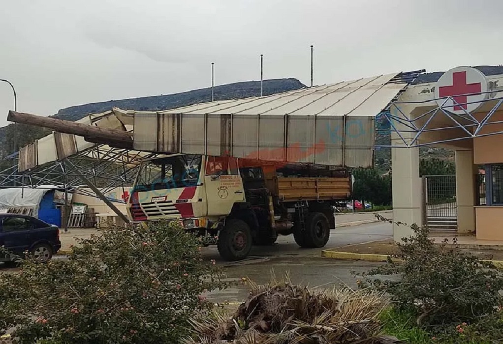 Απίστευτο: Φορτηγό γκρέμισε την πύλη εισόδου νοσοκομείου μετά από άσκηση (ΦΩΤΟ)