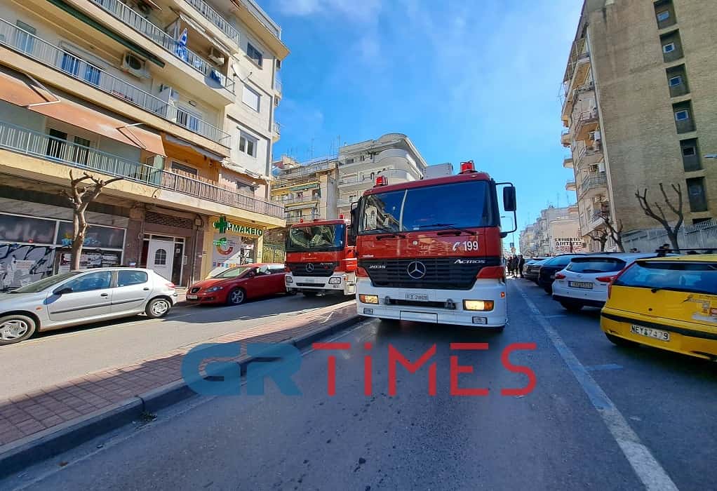 Θεσσαλονίκη: Φωτιά σε διαμέρισμα στο κέντρο -Απεγκλωβίστηκαν 3 άτομα  (VIDEO-ΦΩΤΟ)