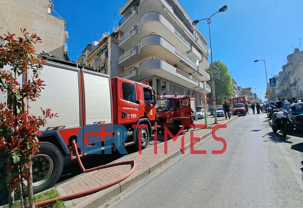 Φωτιά σε διαμέρισμα στη Θεσσαλονίκη: Πώς η Αστυνομία απεγκλώβισε ηλικιωμένη με κινητικά προβλήματα