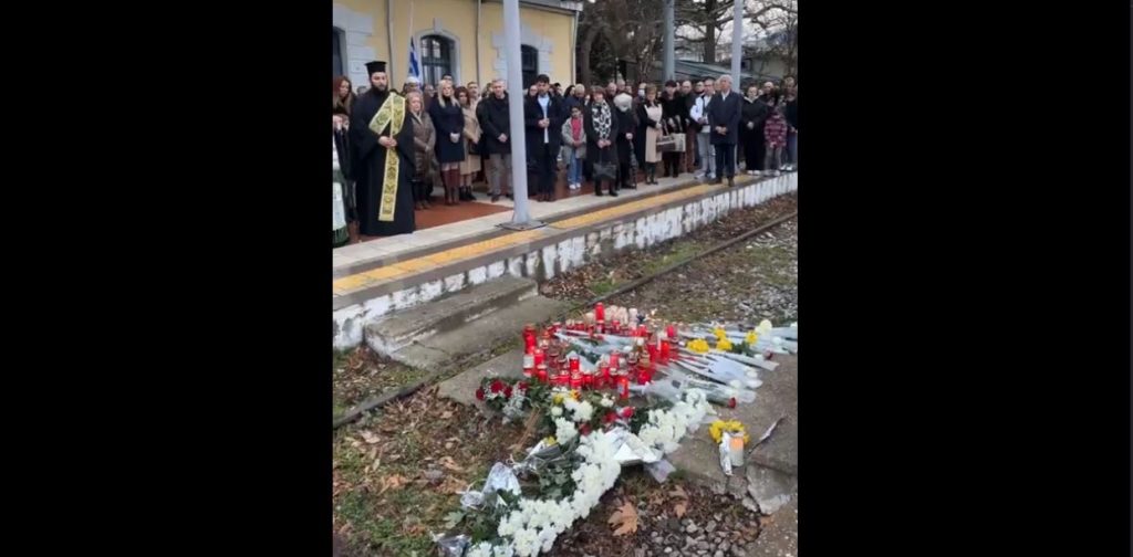 Τρισάγιο για τα θύματα των Τεμπών στο σιδηροδρομικό σταθμό Ξάνθης (VIDEO)