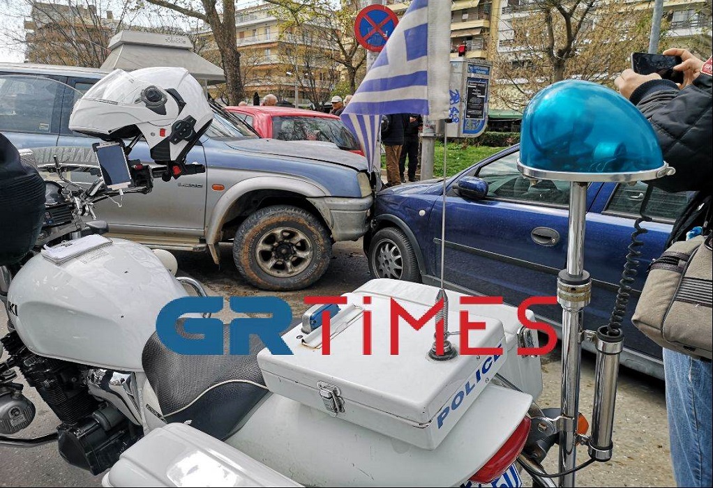 Συναγερμός στη Θεσσαλονίκη μετά από τροχαίο με τραυματίες στην Κ. Καραμανλή (ΦΩΤΟ)