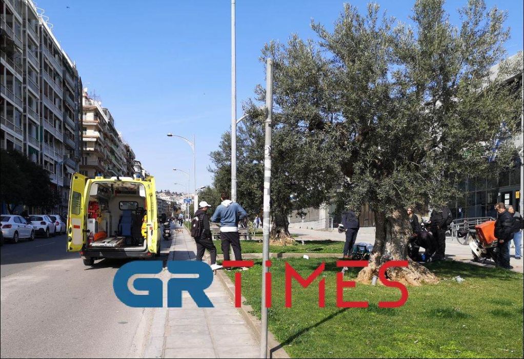 Θεσσαλονίκη: Στο νοσοκομείο οδηγός μηχανής μετά από τροχαίο με ΙΧ (ΦΩΤΟ)