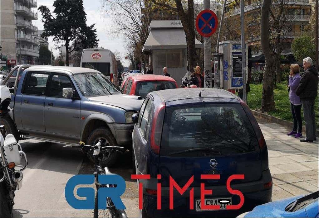 Θεσσαλονίκη: Τρελή πορεία αγροτικού που έπεσε σε 4 ΙΧ (ΦΩΤΟ-VIDEO)
