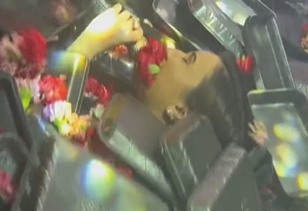 Βέροια: «Έθαψαν» τραγουδίστρια σε νυχτερινό κέντρο κάτω από… πανέρια με λουλούδια (VIDEO)