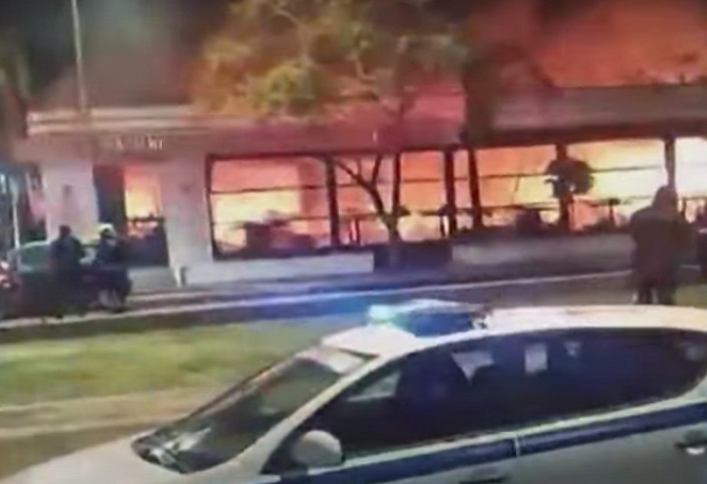 Βίντεο ντοκουμέντο από τη φωτιά στη Νέα Σμύρνη – Απεγκλωβίστηκε μητέρα με βρέφος – Ένας τραυματίας και καταγγελίες για εμπρησμό (VIDEO)