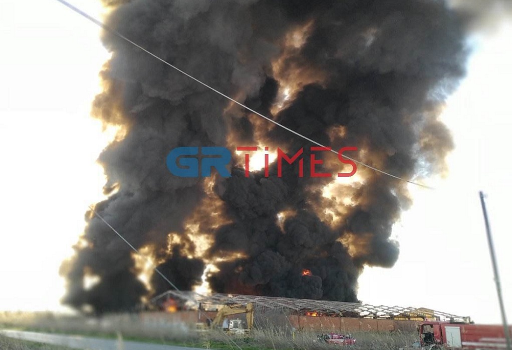 Υπό έλεγχο η φωτιά σε εγκαταλελειμμένο εργοστάσιο στη Σίνδο (ΦΩΤΟ-VIDEO)