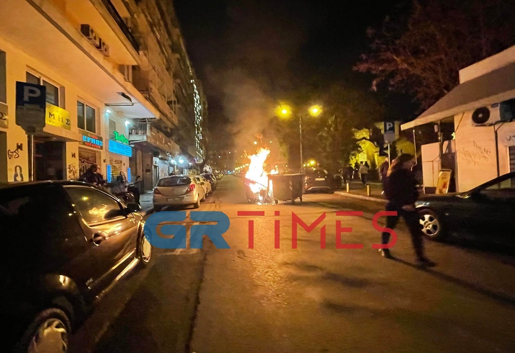 Θεσσαλονίκη: Φωτιά σε τρεις κάδους τα ξημερώματα στην Άνω Πόλη – Φθορές σε βαν