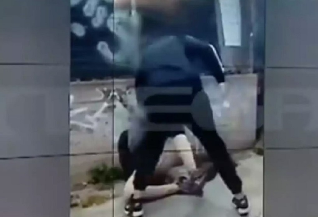 Αττική: Άγριος ξυλοδαρμός 15χρονου έξω από το σχολείο του – Σοκαριστικό βίντεο