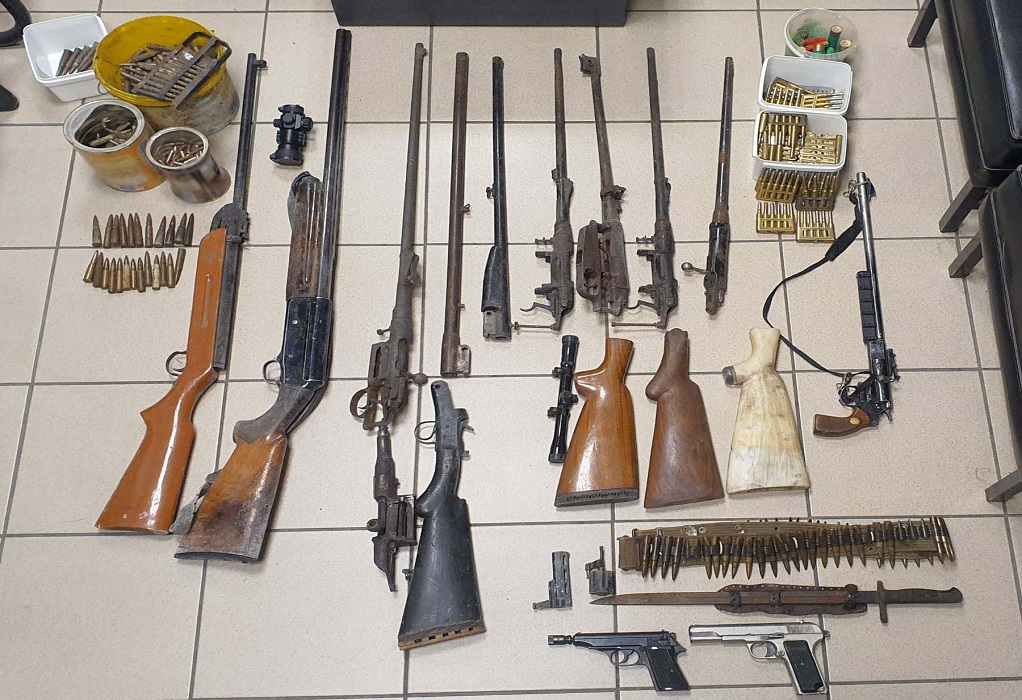 Έδεσσα: Συλλήψεις για όπλα, εκρηκτικά και πυρομαχικά σε σπίτια (ΦΩΤΟ)