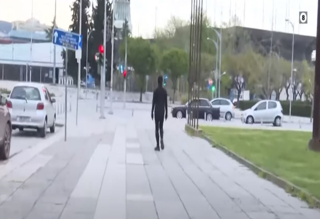  «Άνθρωπος-σκιά» κυκλοφορεί στη Θεσσαλονίκη – Ποιος είναι (VIDEO)