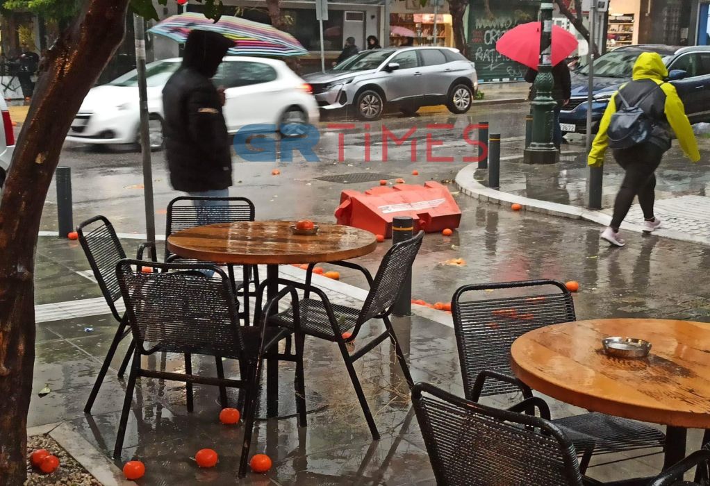 Άνοιξαν οι ουρανοί στη Θεσσαλονίκη-Κόσμος τρέχει να προφυλαχτεί από βροχή και ανέμους (ΦΩΤΟ-VIDEO)