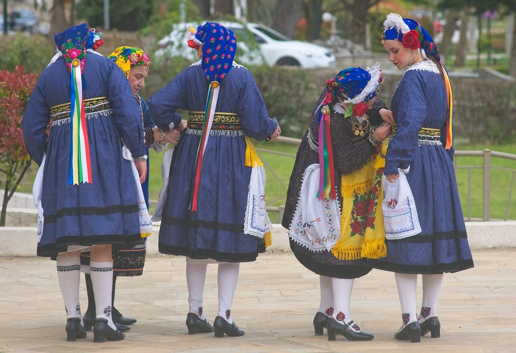 Αιανή Κοζάνης: Κορυφώνονται οι «Λαζαρίνες» με τις παραδοσιακές φορεσιές και τα μοναδικά διαδήματα