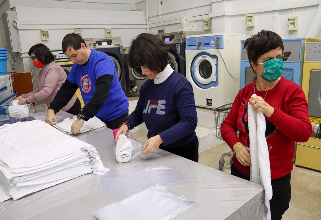 Αυτό το πλυντήριο είναι ξεχωριστό: Η «αχτύπητη» ομάδα που καθαρίζει ρούχα και ψυχές