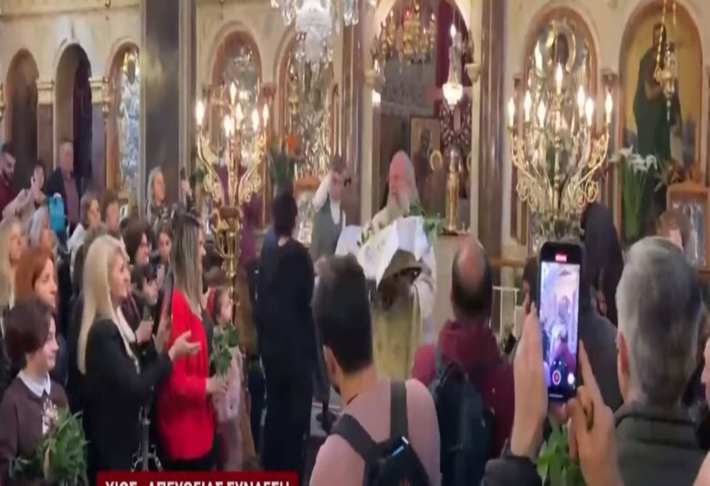 Χίος: Έκανε την πρώτη Ανάσταση ο «ιπτάμενος ιερέας», που γίνεται viral κάθε χρόνο (VIDEO)