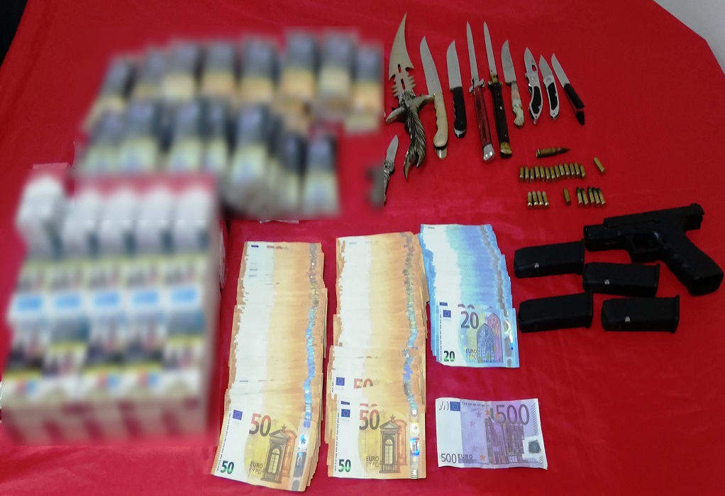 Θεσσαλονίκη: Αντρόγυνο «έσπρωχνε» λαθραία τσιγάρα – Πιστόλι, μαχαίρια και πλαστά χαρτονομίσματα στην κατοχή τους (ΦΩΤΟ)
