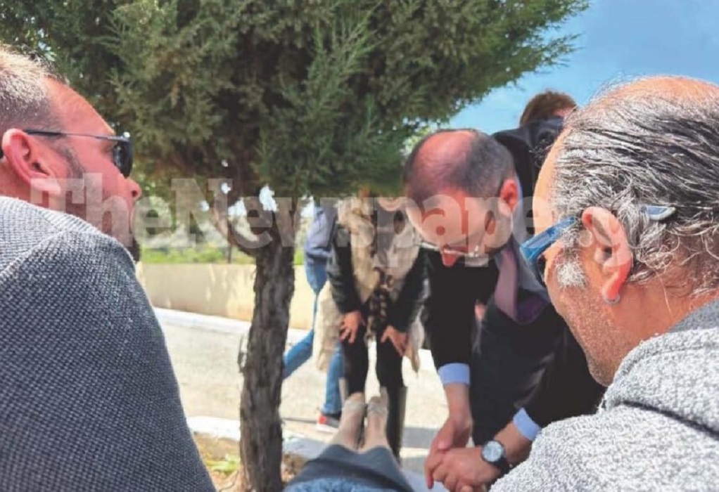 Βόλος: Ο βουλευτής Κ. Μαραβέγιας προσφέρει πρώτες βοήθειες σε ηλικιωμένη που κατέρρευσε στον Επιτάφιο (ΦΩΤΟ)