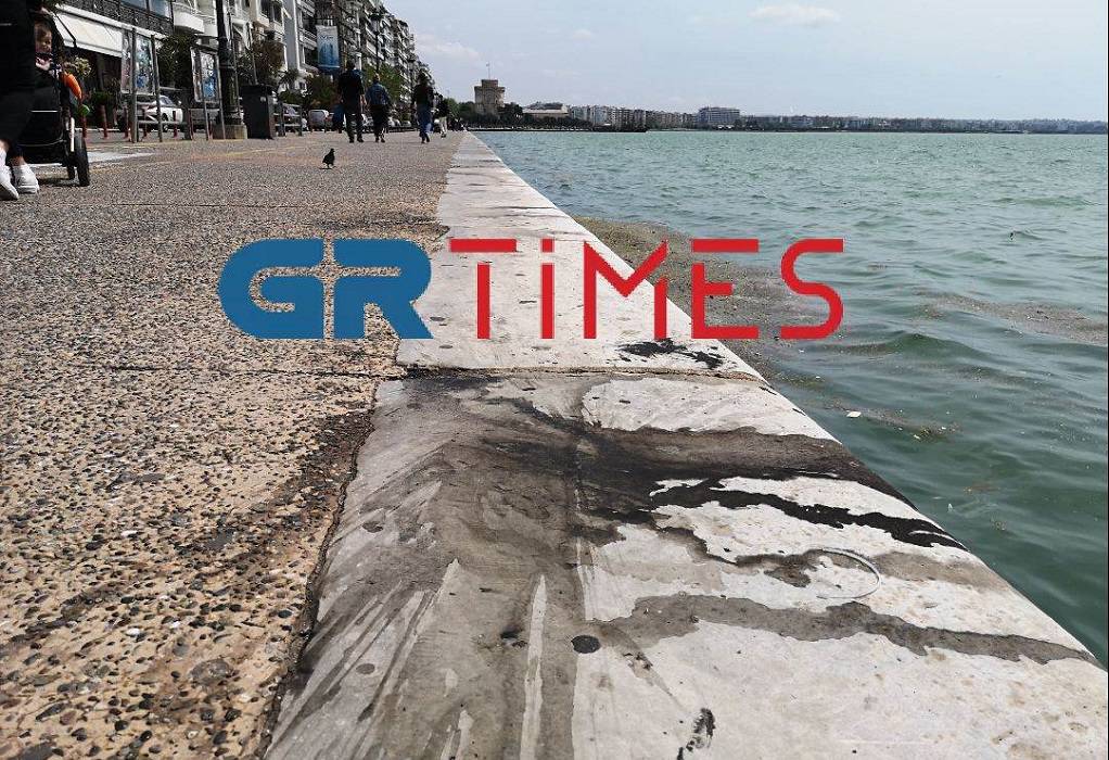 Γιατί γέμισε με μαύρες κηλίδες η παραλία της Θεσσαλονίκης (ΦΩΤΟ)