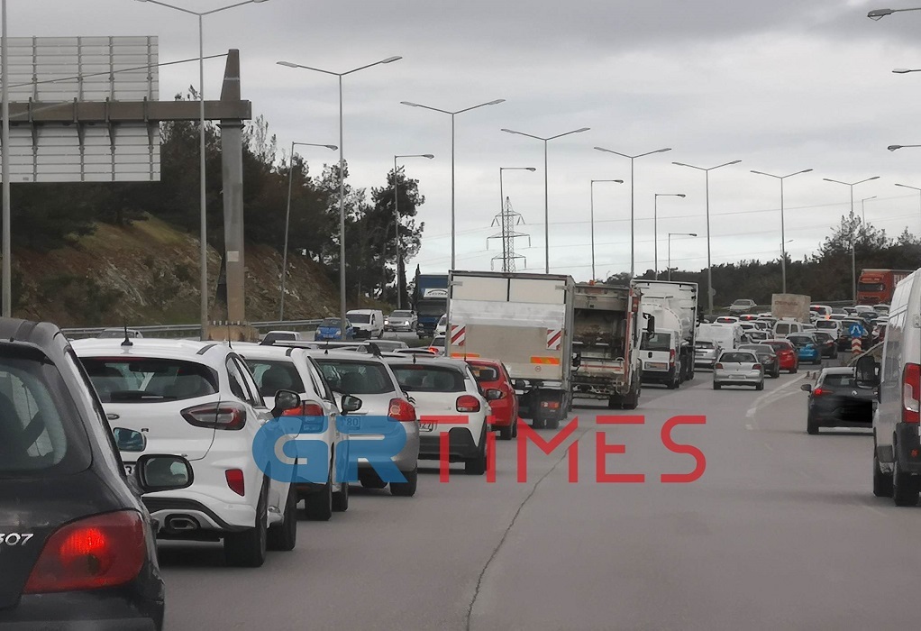 Κυκλοφοριακό «μπλόκο» στην Περιφερειακή Οδό Θεσσαλονίκης λόγω σταματημένου ΙΧ (ΦΩΤΟ)