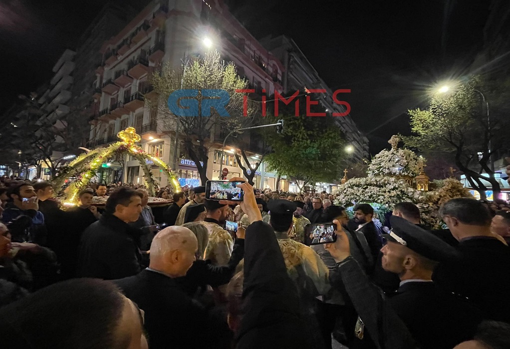 Συγκινητικές στιγμές στην καθιερωμένη συνάντηση των Επιτάφιων της Θεσσαλονίκης (ΦΩΤΟ-VIDEO)