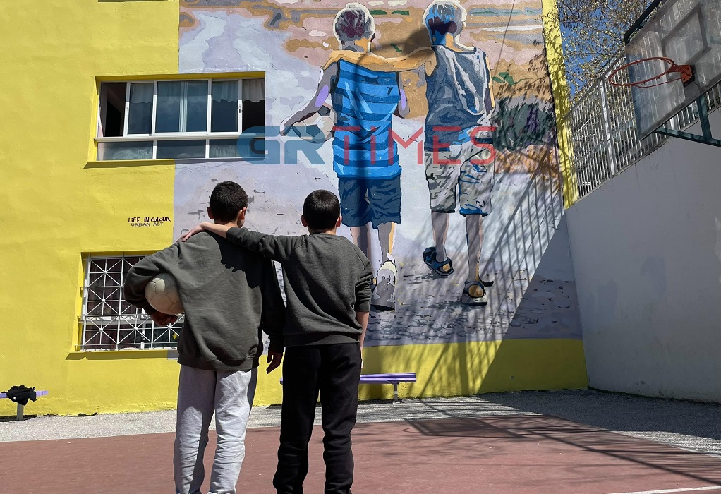 «Ο αθλητισμός ενώνει, δεν σκοτώνει»: Νέα τοιχογραφία σε δημοτικό σχολείο τιμά τη μνήμη του Άλκη (ΦΩΤΟ-VIDEO)