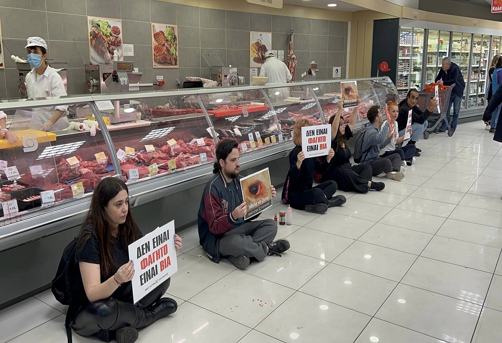 Πειραιάς: Διαμαρτυρία ακτιβιστών σε σούπερ-μάρκετ για τη σφαγή αμνοεριφίων το Πάσχα