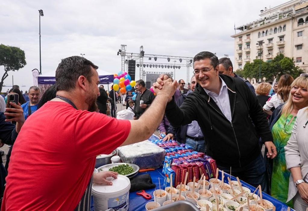 Θεσσαλονίκη: Ο Απ. Τζιτζικώστας στη μεγάλη γιορτή για τα 94 χρόνια λειτουργίας των λαϊκών αγορών στο κέντρο (ΦΩΤΟ) 