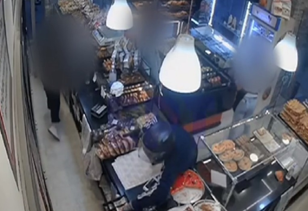 Αττική: Βίντεο-ντοκουμέντο από ένοπλη ληστεία σε φούρνο-Απειλούσε τον υπάλληλο με το όπλο στο κεφάλι (VIDEO)