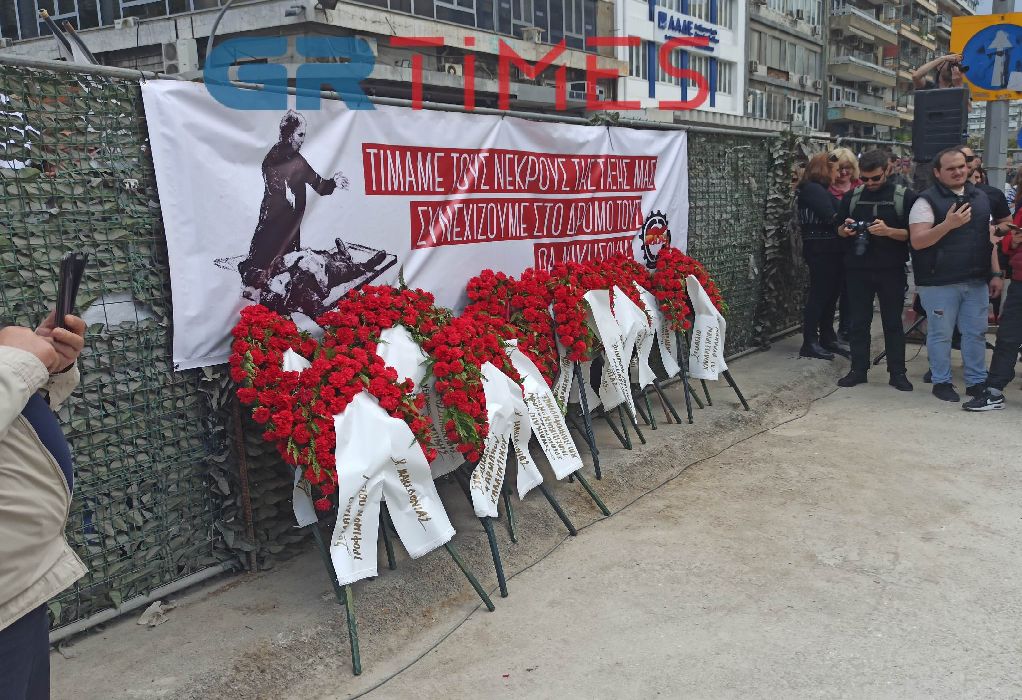 Συγκινητικές στιγμές με την κατάθεση στεφάνων συνδικάτων του ΠΑΜΕ στο μνημείο του καπνεργάτη (ΦΩΤΟ-VIDEO)