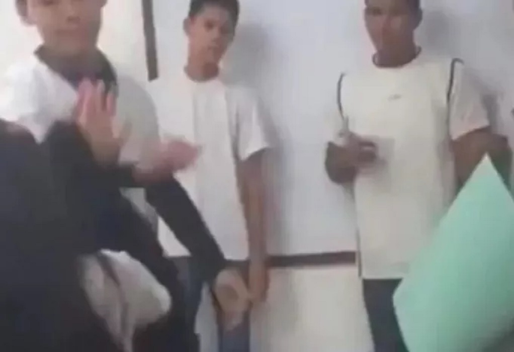 Βίντεο σοκ: 14χρονος καρφώνει στυλό στο πρόσωπο συμμαθήτριάς του