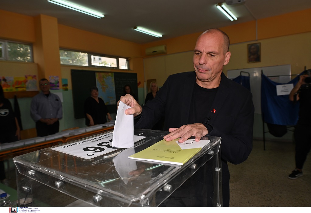 Ψήφισε στο Πέραμα ο Γιάνης Βαρουφάκης-«Η ελπίδα σήμερα θα ευοδωθεί» (VIDEO)