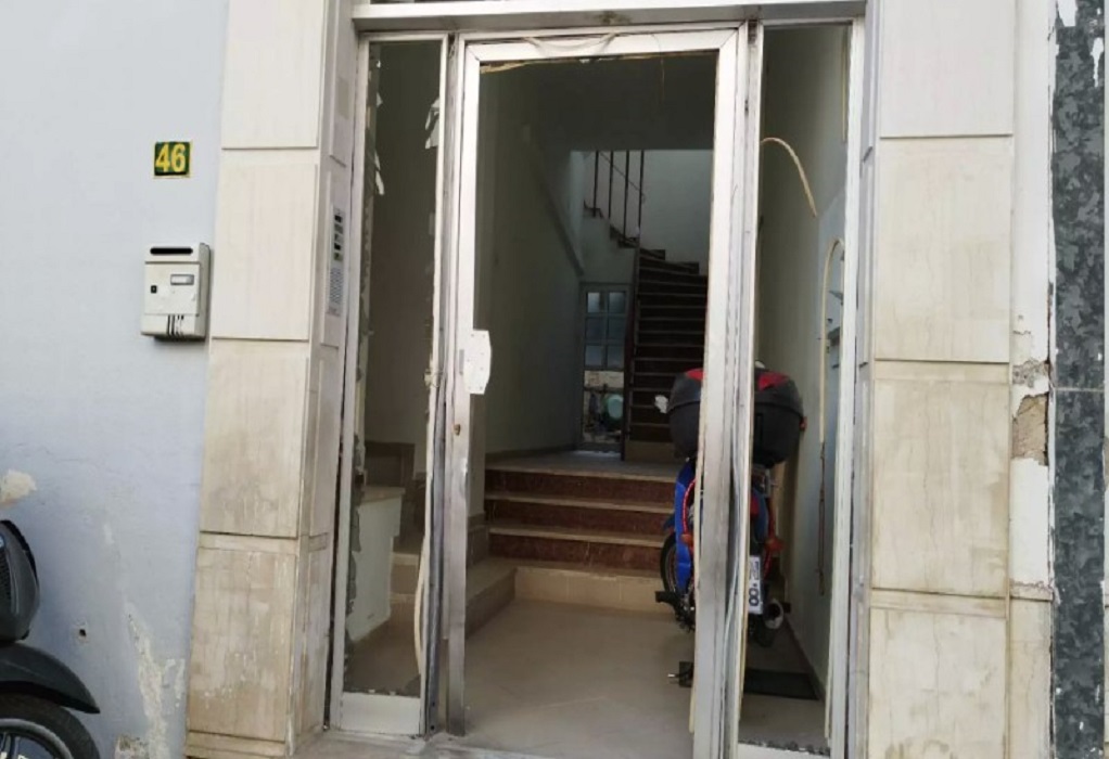 Ισχυρή έκρηξη στην είσοδο πολυκατοικίας στο Περιστέρι – Τι βρέθηκε στο σημείο (ΦΩΤΟ)