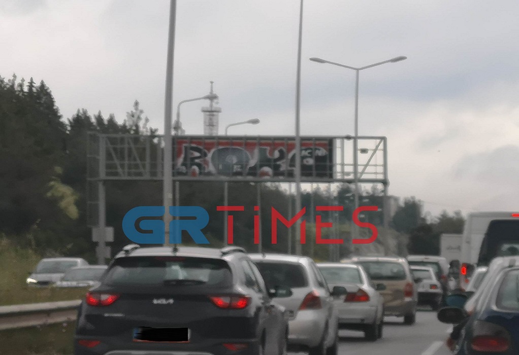 Θεσσαλονίκη: Σύγκρουση ΙΧ με φορτηγό στην Περιφερειακή – Μετ’ εμποδίων η κυκλοφορία (ΦΩΤΟ)