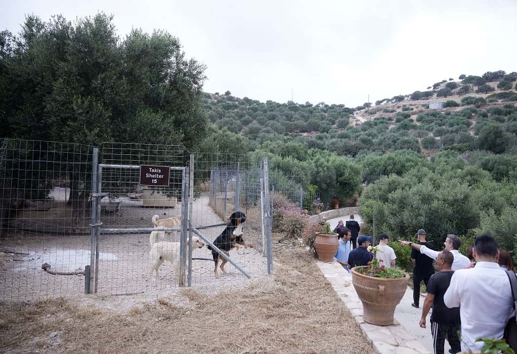 Κρήτη: Επίσκεψη Μητσοτάκη στο καταφύγιο ζώων «Takis Shelter»