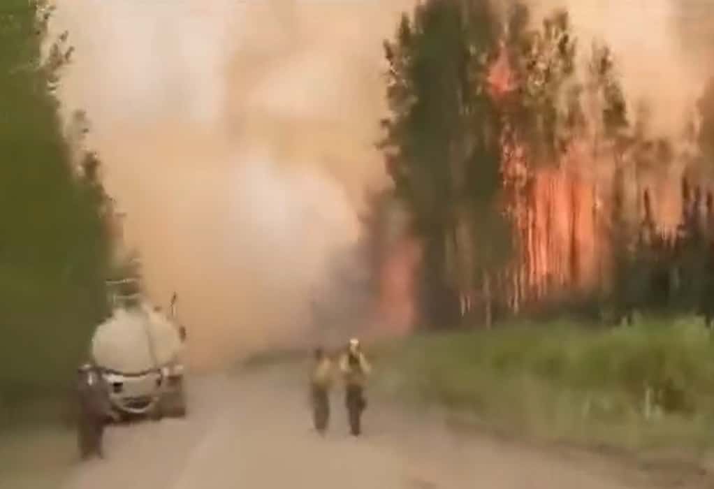 Πυρκαγιές στον Καναδά: Εκκένωση της μεγαλύτερης πόλης στα Βορειοδυτικά Εδάφη (VIDEO)